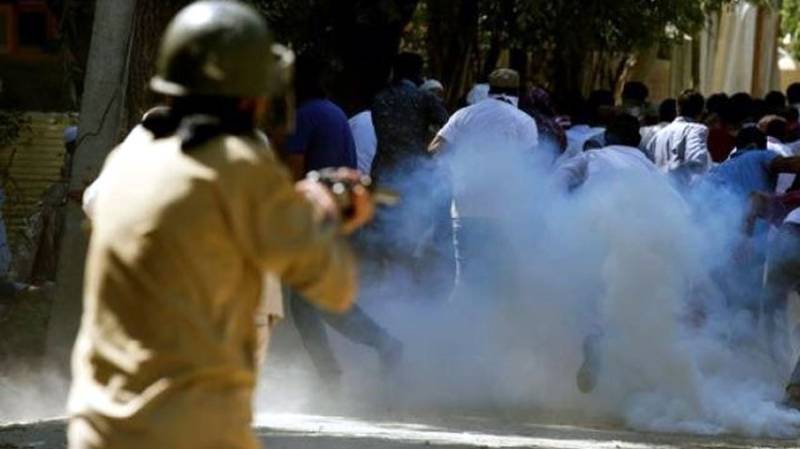 IOK: Indian troops use brute force on protesters, injure several