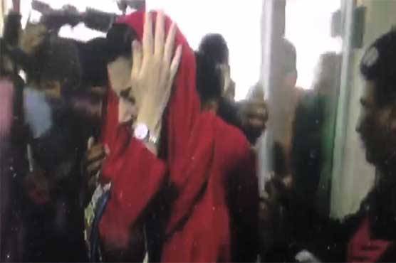Maryam Nawaz hit with a camera on the head in Jinnah Hospital Lahore