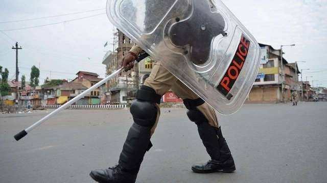 Indian police Officer gun snatched by unknown gunmen in Occupied Kashmir