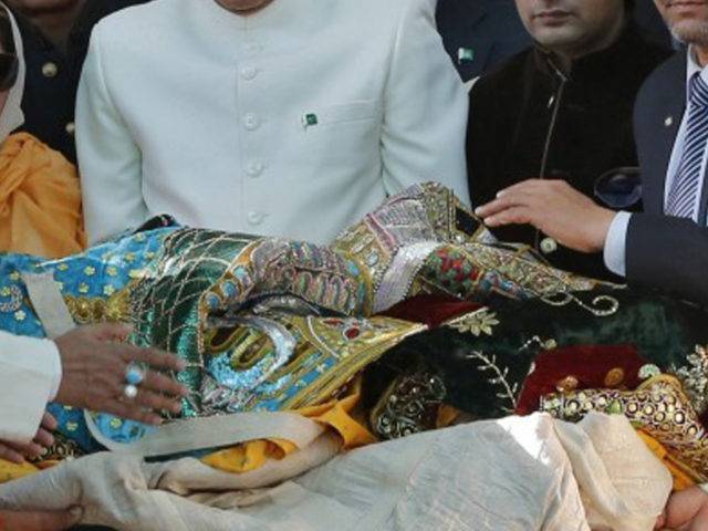 Pakistan High Commissioner to India presents gift at Ajmer Sharif from people of Pakistan