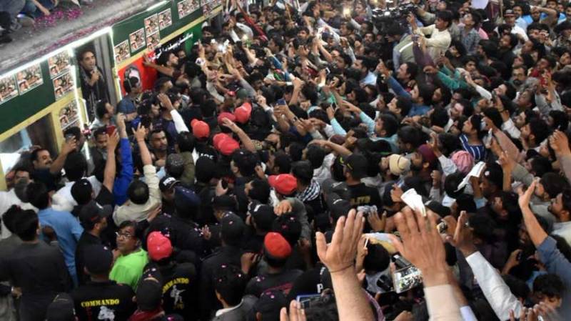 PPP's Karawan-e-Bhutto Train march reaches Larkana