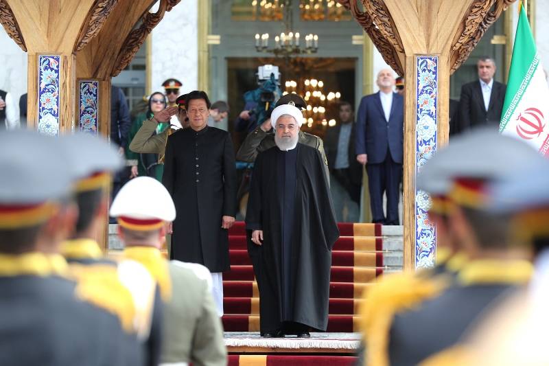 PM Imran Khan given warm welcome upon arrival at Sa'dabad complex in Iran