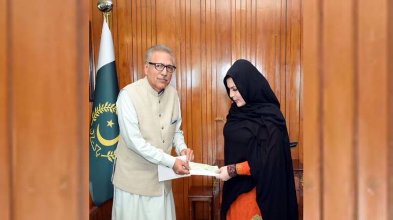 Tayyaba Bukhari presents Rs1 mln cheque to President for flood affectees of Balochistan