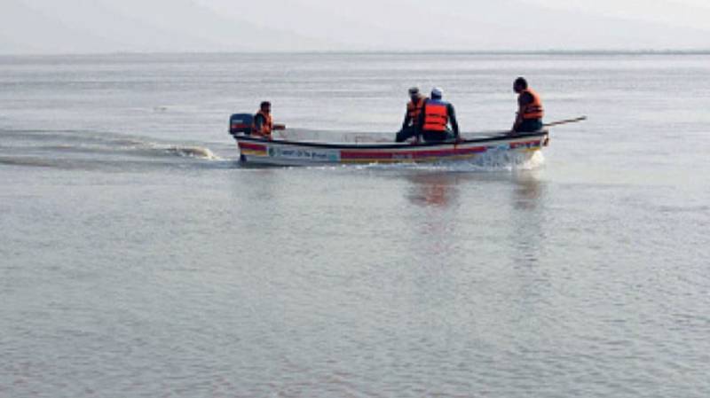 12 drown as boat capsizes in Indus River