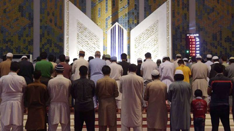 Thousands of Muslims observe Itikaf