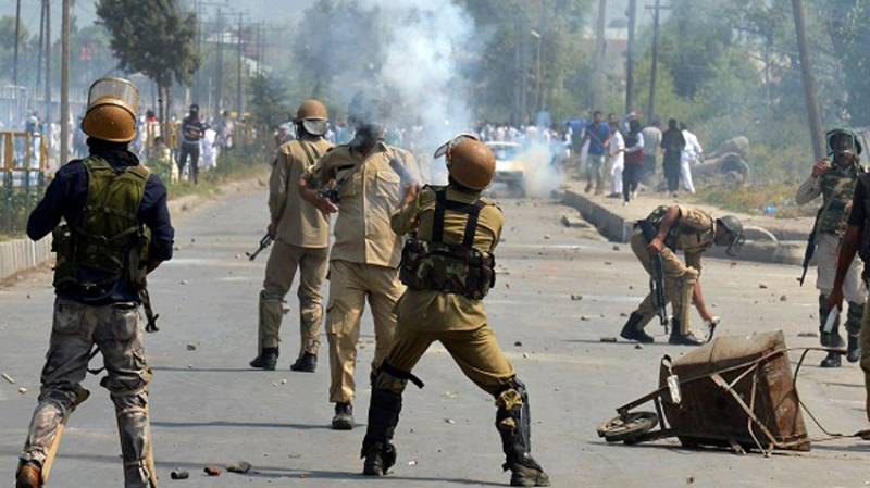 Indian troops use brute force against protesters hoisting Pakistan flags and chanting freedom slogans in Srinagar