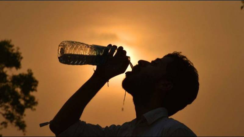 Karachi in grip of very hot weather