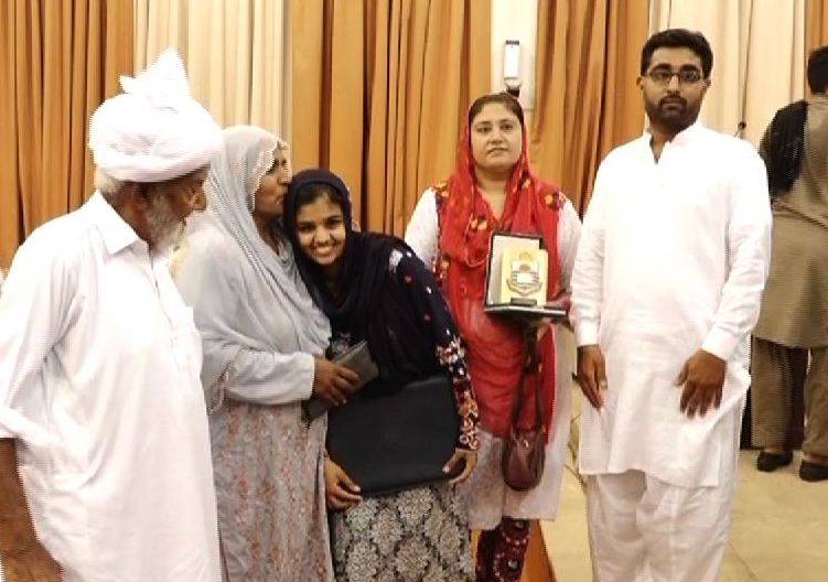 Noshaba Zafar, the daughter of a truck driver bag the top position in BA/BSc Annual exams 2019