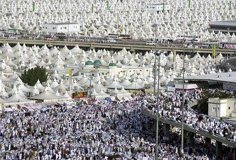 2.5 Million Hujjaj moved to Mina after Eid prayers for stoning of Satan