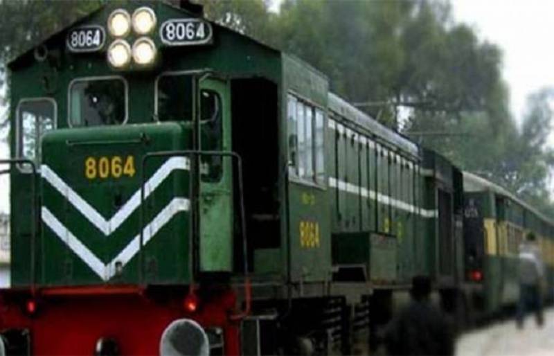 Pakistan Railways Tezgam Express narrowly escapes a big disaster yet again