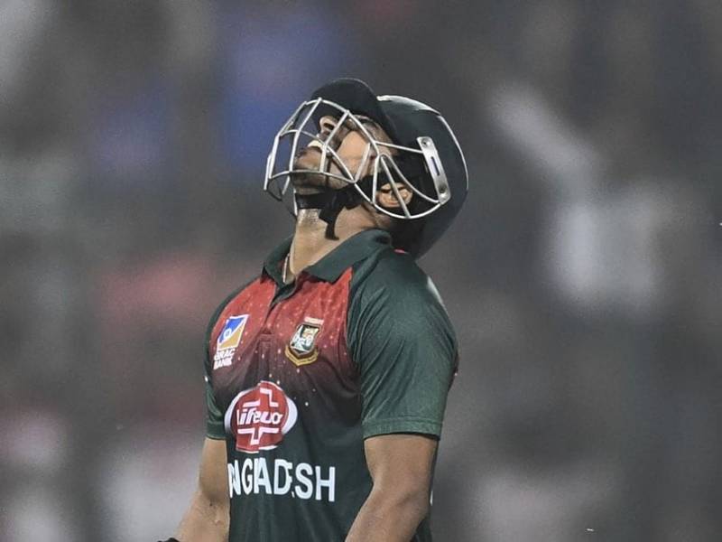 Two Bangladeshi cricketers vomit on ground in Delhi during T20 international match against India