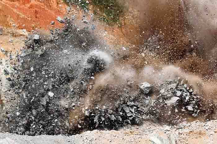 Explosion outside Peshawar High Court reportedly injured police officials