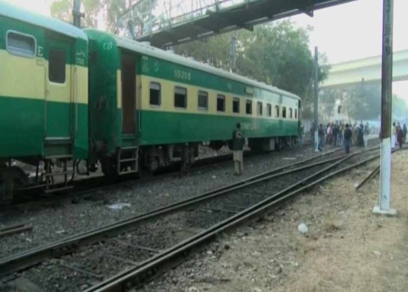 Pakistan Railways Jinnah Express bogies derailed near Lahore Railways Station