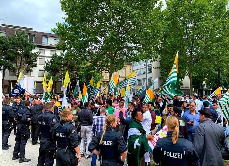 Sikhs, Kashmiris and Pakistanis stage massive protests in front of Indian Consulate in Frankfurt Germany