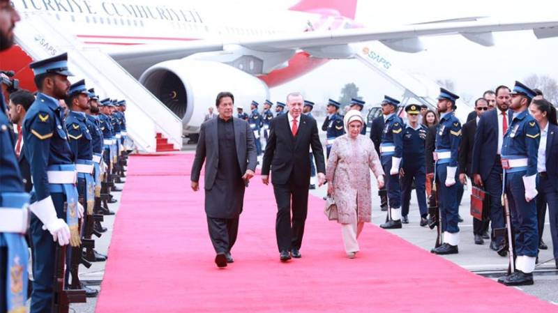 Turkish President Tayyip Erdogan given Red Carpet welcome and reception by PM Imran Khan upon arrival at Islamabad Airport