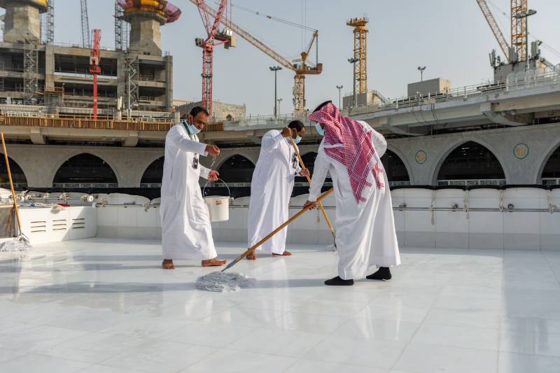 Saudi men special team made a new record of cleaning Holy Kaaba roof in 40 minutes