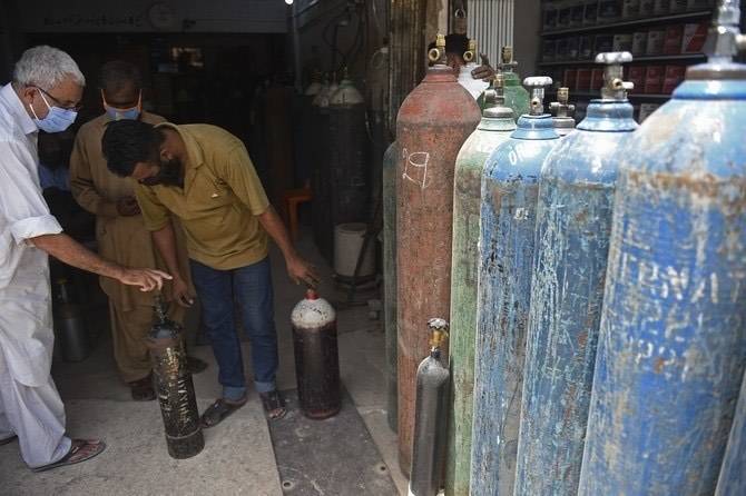 Pakistan mulls importing oxygen from two countries