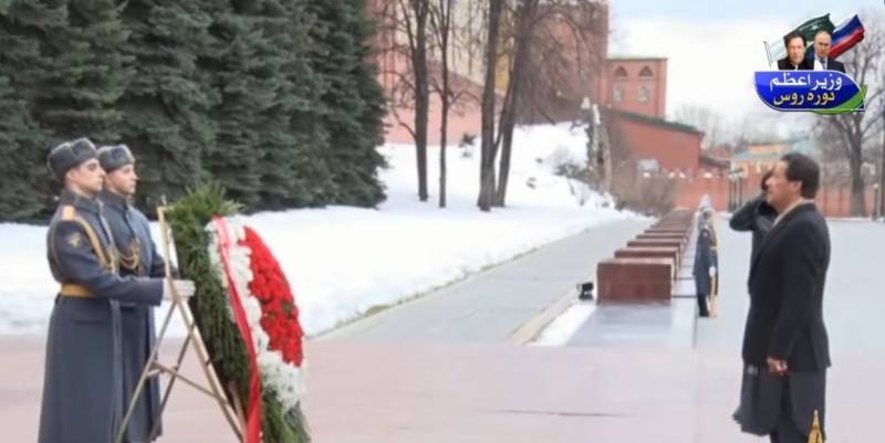 PM Imran Khan laid floral wreath at monument of Russian World War II heroes