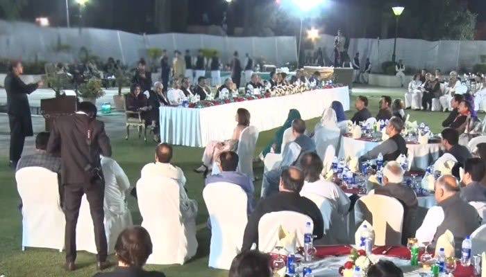 How many MNAs of PTI attend the dinner hosted by PM Khan?