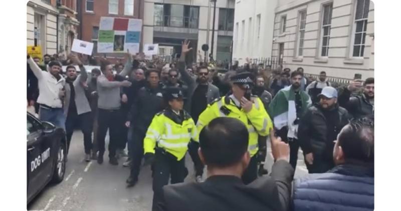 Massive protest by Pakistanis outside the Avenfield residence of former PM Nawaz Sharif in London