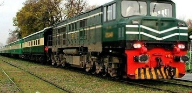 Pakistan Railways train narrowly escaped disaster