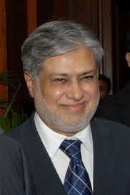 Ishaq Dar vows to fix economy if provided another chance