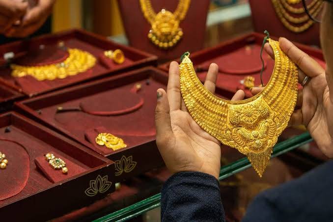 Gold prices register significant decline