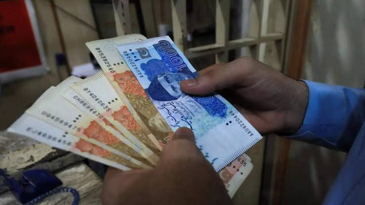 Pakistani Rupee smashes significantly all major currencies