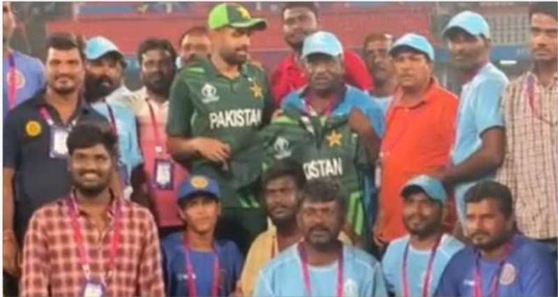 Pakistani team wins hearts of Indian fans and Stadium ground staff with their gift
