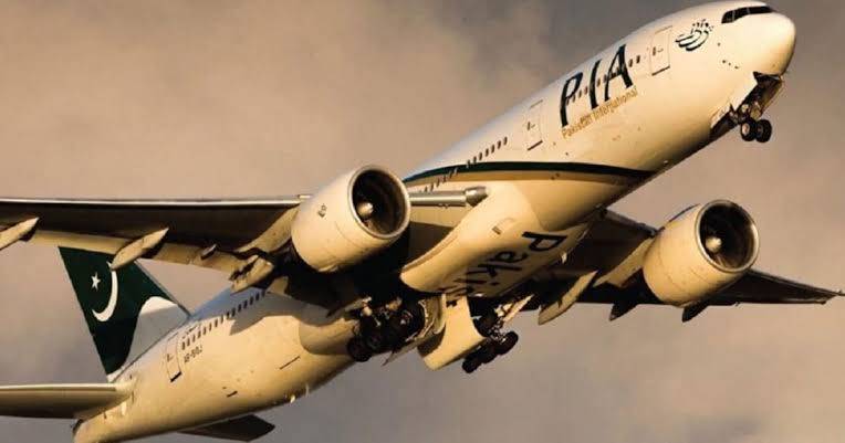 PIA flight with 276 passengers onboard narrowly escape huge disaster