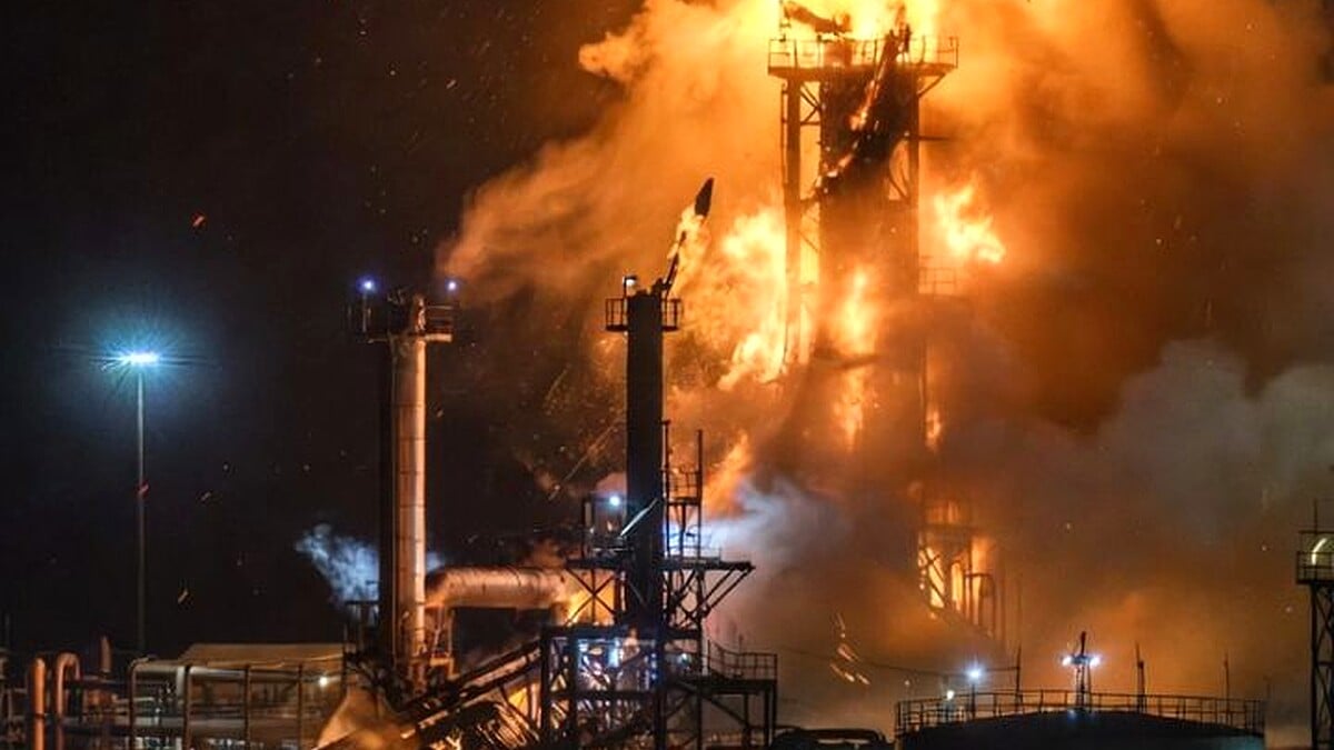 Iran Missiles Strike Haifa Oil Refinery, Electricity Grid and Chemical Factory in Israel