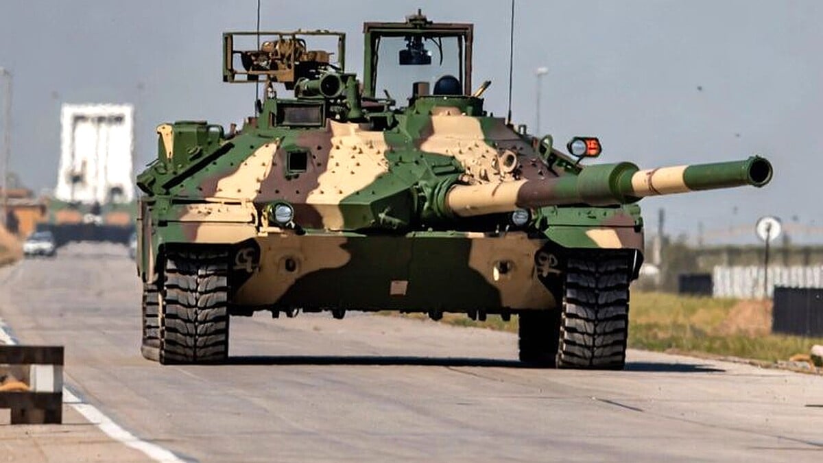 Islamic Country Deploys Tanks and Forces to Iran Border Amid Escalating Tensions