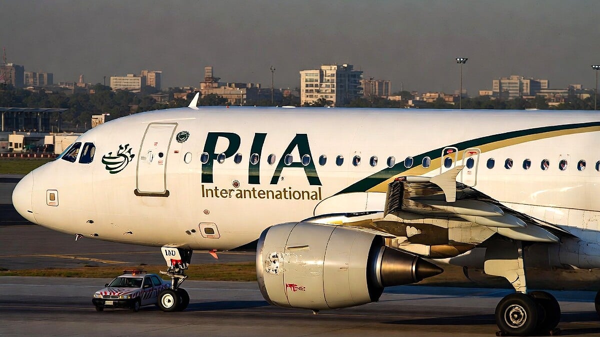 PIA Flight PK-305 Narrowly Survives Dramatic Bird Strike Near Lahore Airport