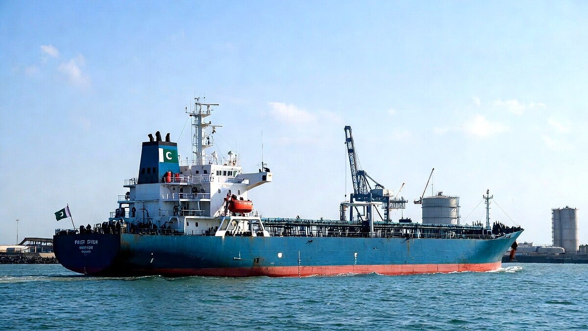 Pakistan Accelerates Russian Oil Negotiations Amid Strait of Hormuz Supply Crisis