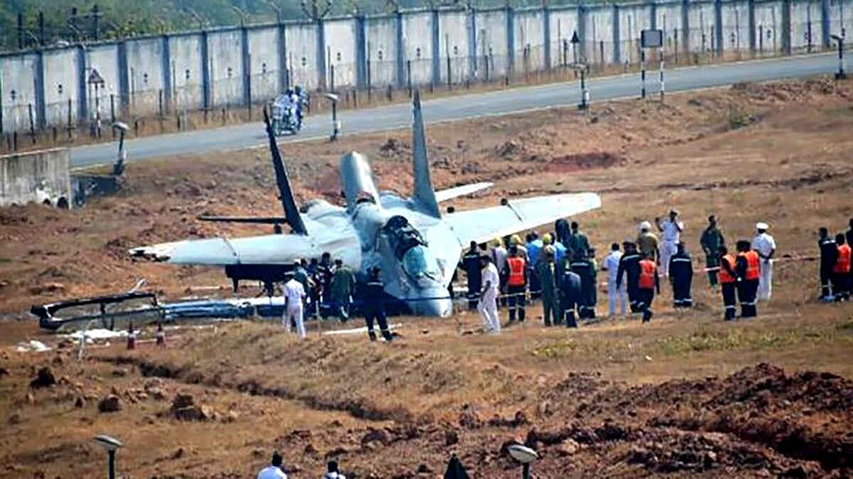 Indian Air Force Fighter Jet Crashed on Pune Runway: Initial Media Reports 