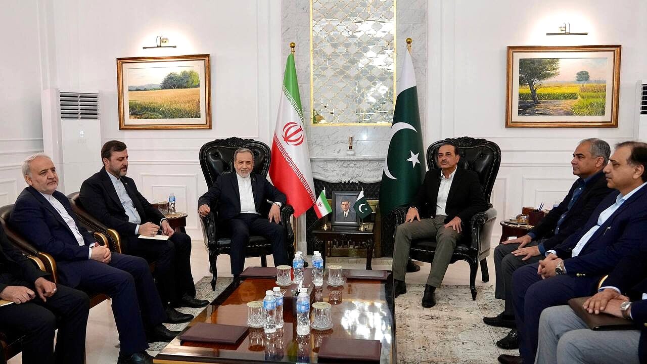 Iran’s FM Engages in Strategic Dialogue with Pakistan Army Chief