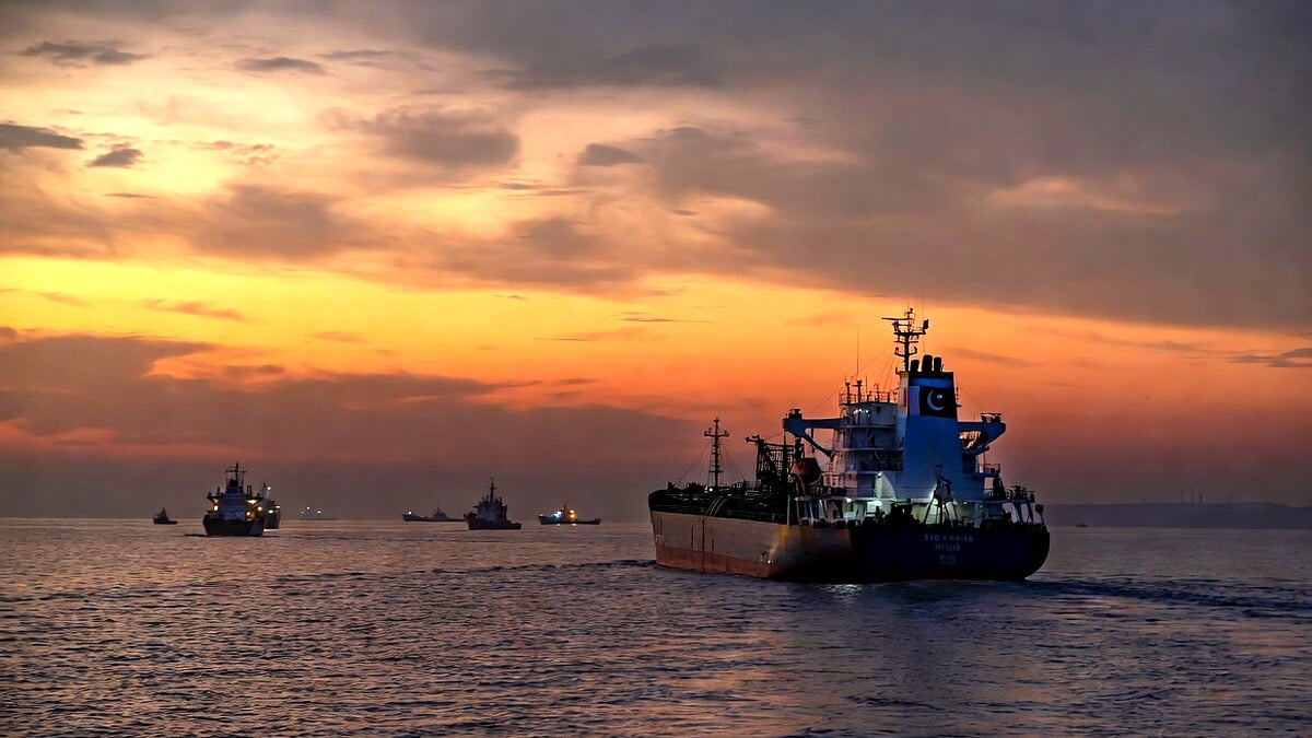 Pakistani tanker slips through Hormuz amid Iranian and US blockades