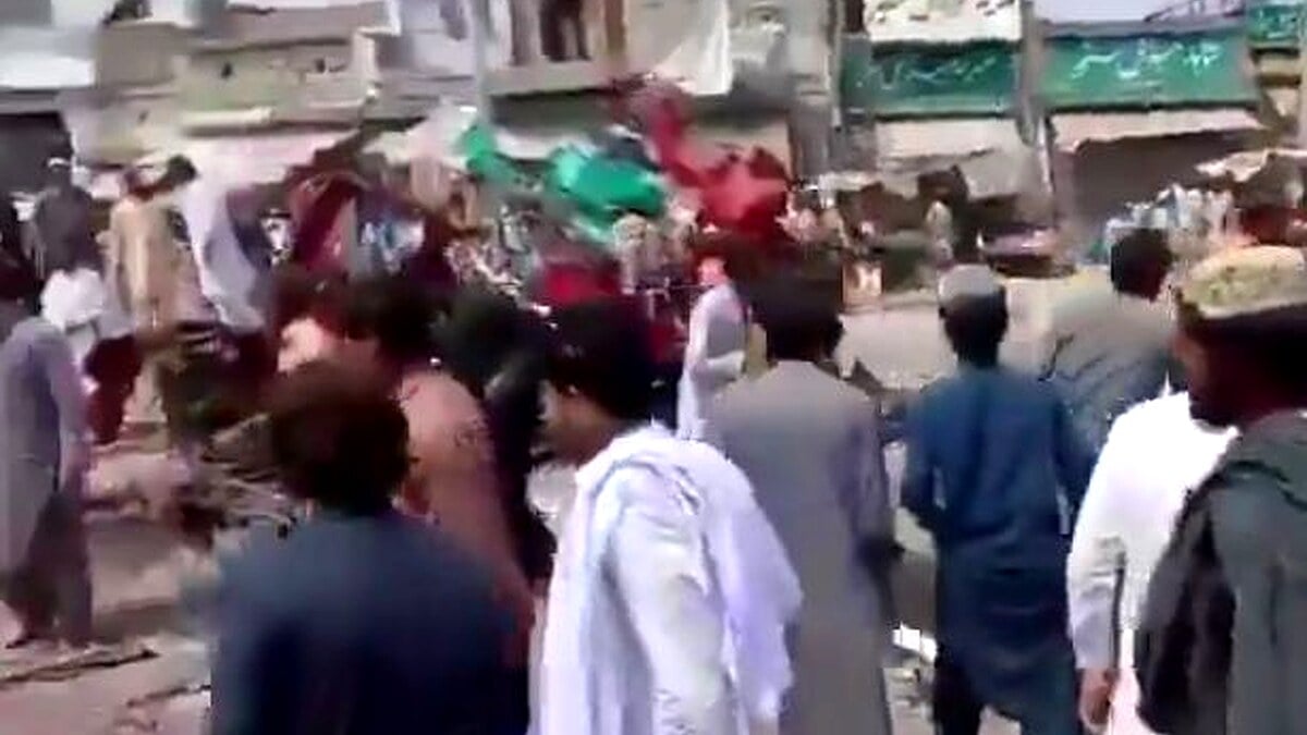 پاکستان میں دھماکہ، پولیس اہلکاروں سمیت کئی جانیں ضائع