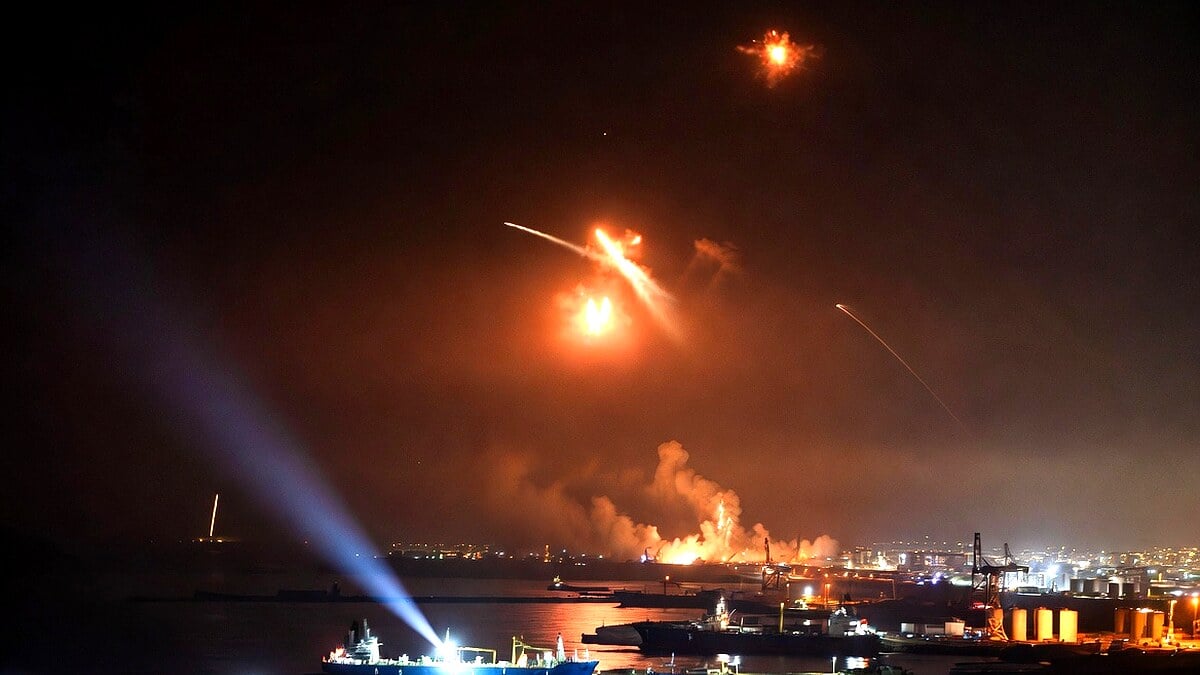 Explosions Shake Bandar Abbas Amid Rising Iran Tensions