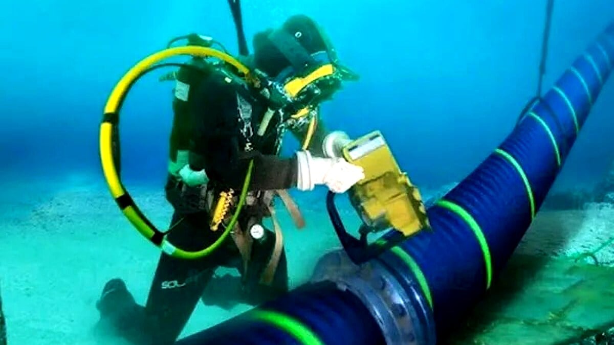 Iran Warns of Targeting Undersea Cables in Strait of Hormuz if US Iran Warns of Targeting Undersea Cables in Strait of Hormuz if US