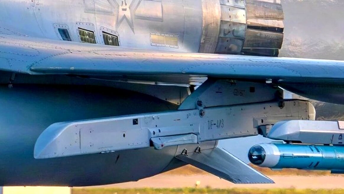 نئے تصاویر میں ⁦J-10C⁩ میں ⁦PL-17⁩ میزائل کی تنصیب