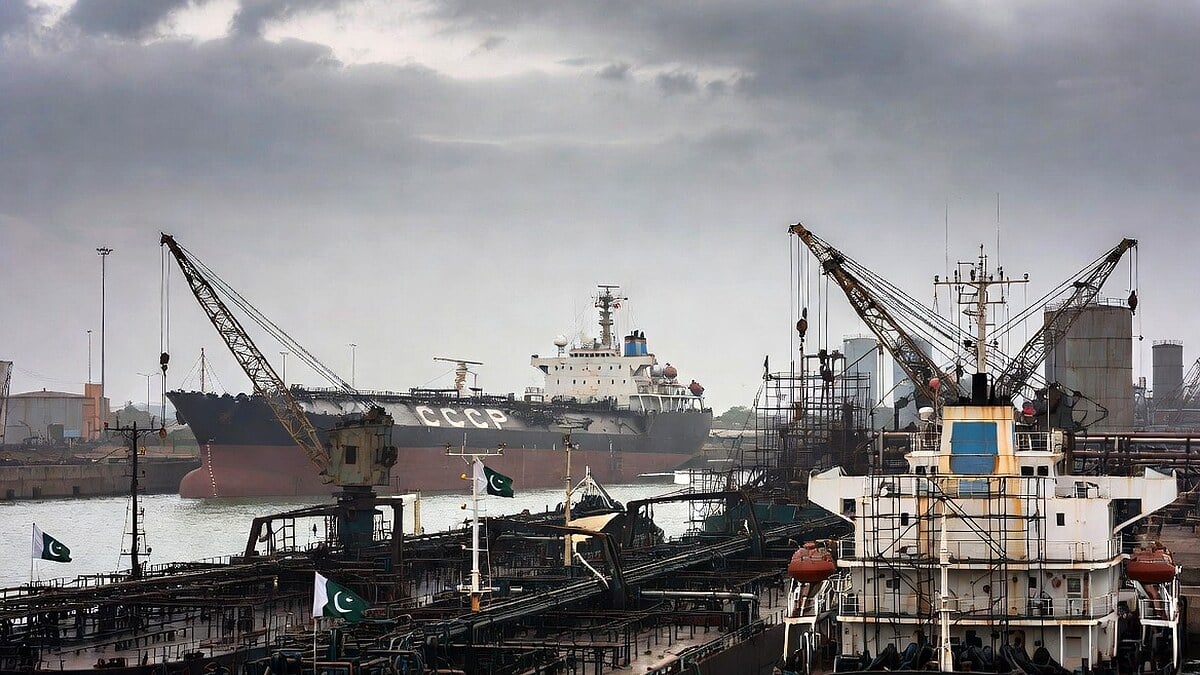 Pakistan Plans Major Increase in Oil Imports from Russia Amid Strait Pakistan Plans Major Increase in Oil Imports from Russia Amid Strait