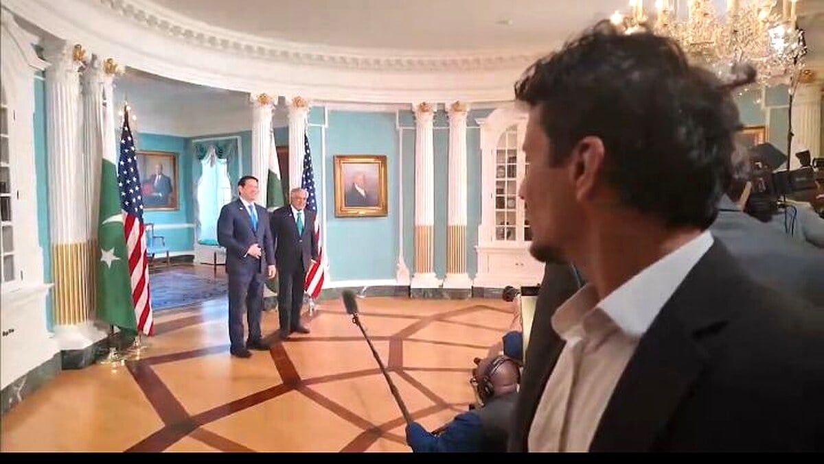 Pakistan-US Foreign Ministers Embarrassed Indian Journalist On Pakistan-US Foreign Ministers Embarrassed Indian Journalist On