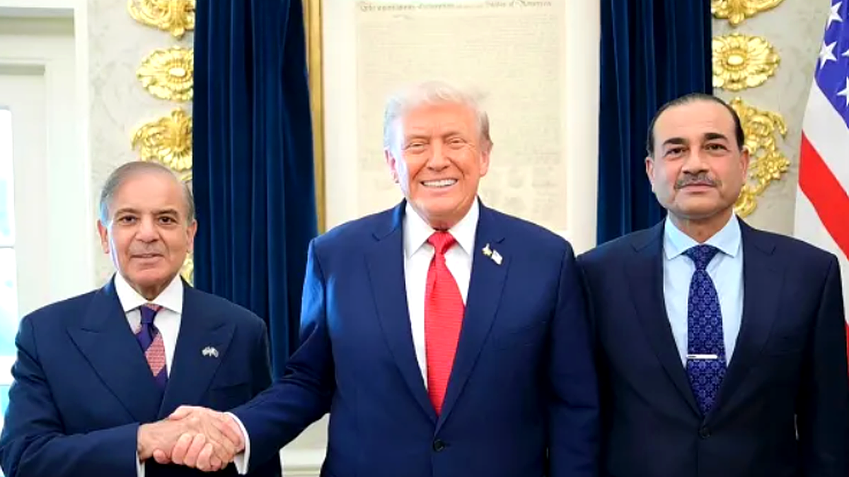 Trump Praises Pakistan, Halts Project Freedom Amid Iran Tensions