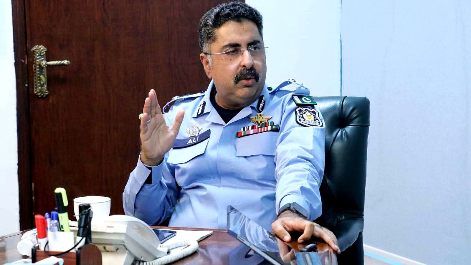 اسلام آباد میں مسلح تصادم، لڑکی کی جان بچانے کی کوشش اسلام آباد میں مسلح تصادم، لڑکی کی جان بچانے کی کوشش